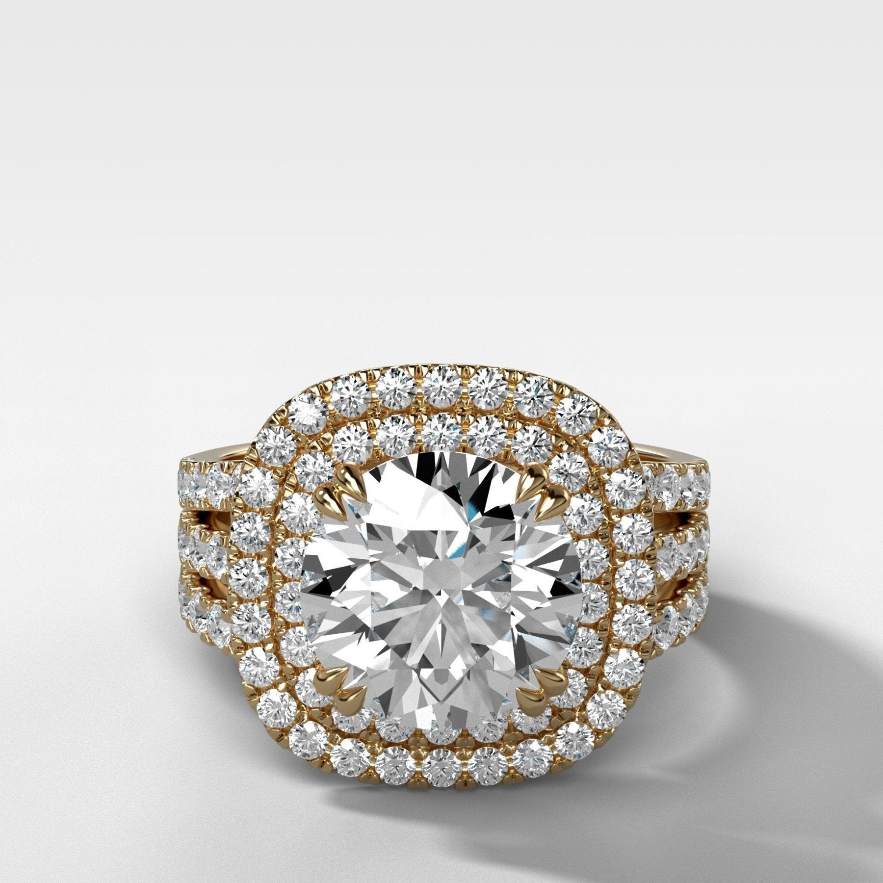 Anillo de compromiso con triple vástago y halo doble de Good Stone en oro amarillo