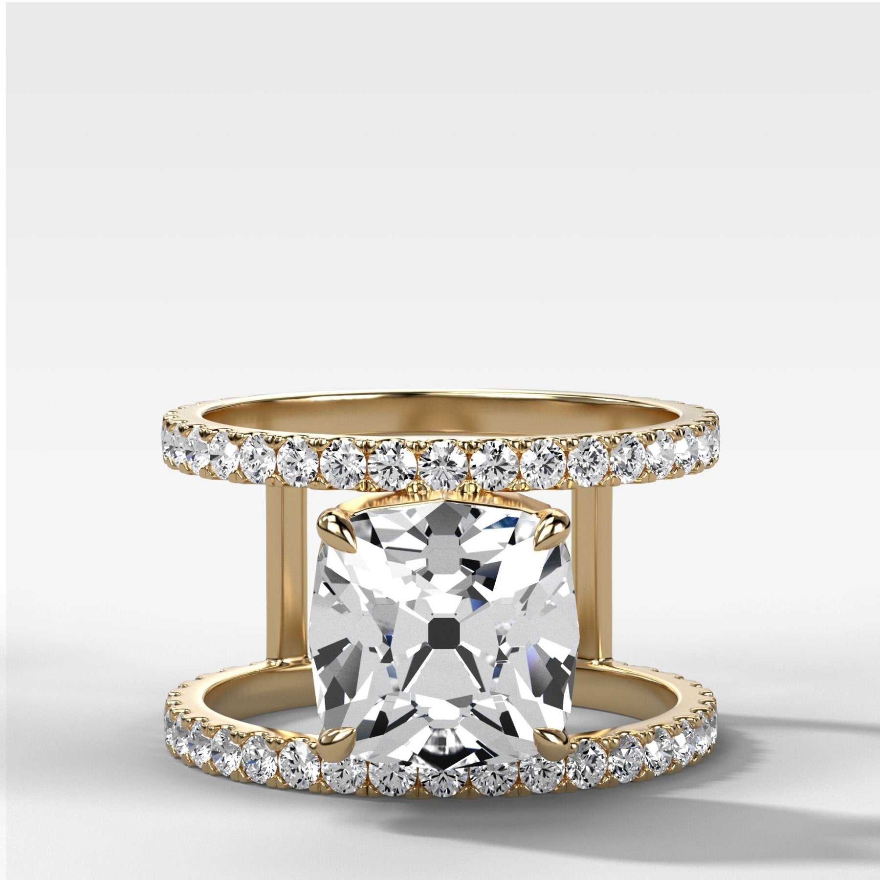 Anillo de compromiso de doble hilera con mina antigua tallada por Good Stone en oro amarillo