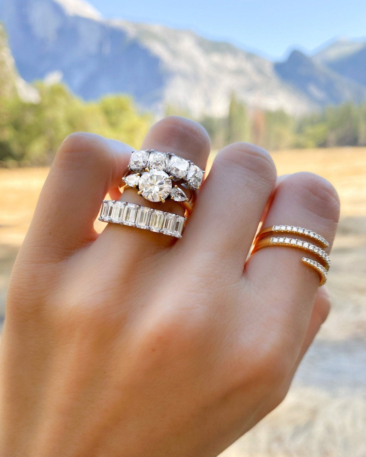 Resalte la alianza de boda de diamantes de cuatro piedras con cortes de mina antigua de Good Stone disponible en oro y platino