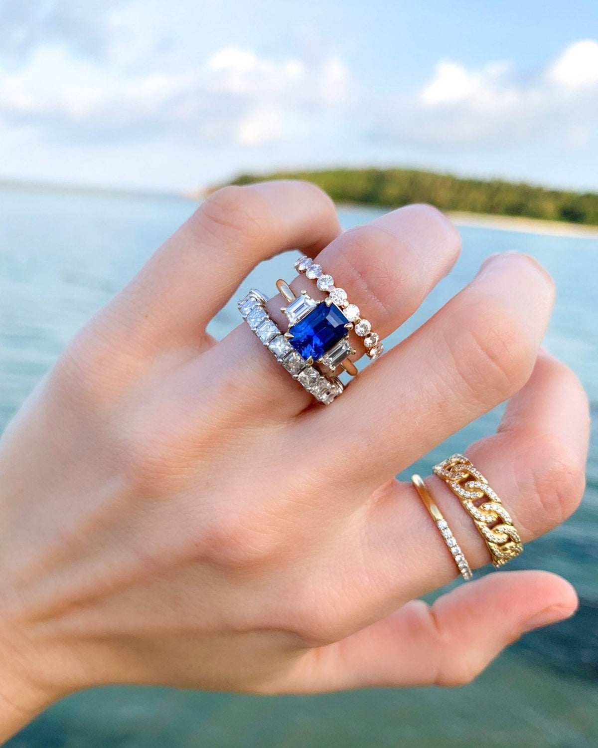 Highlight French Pavé Stacker de Good Stone disponible en Oro y Platino