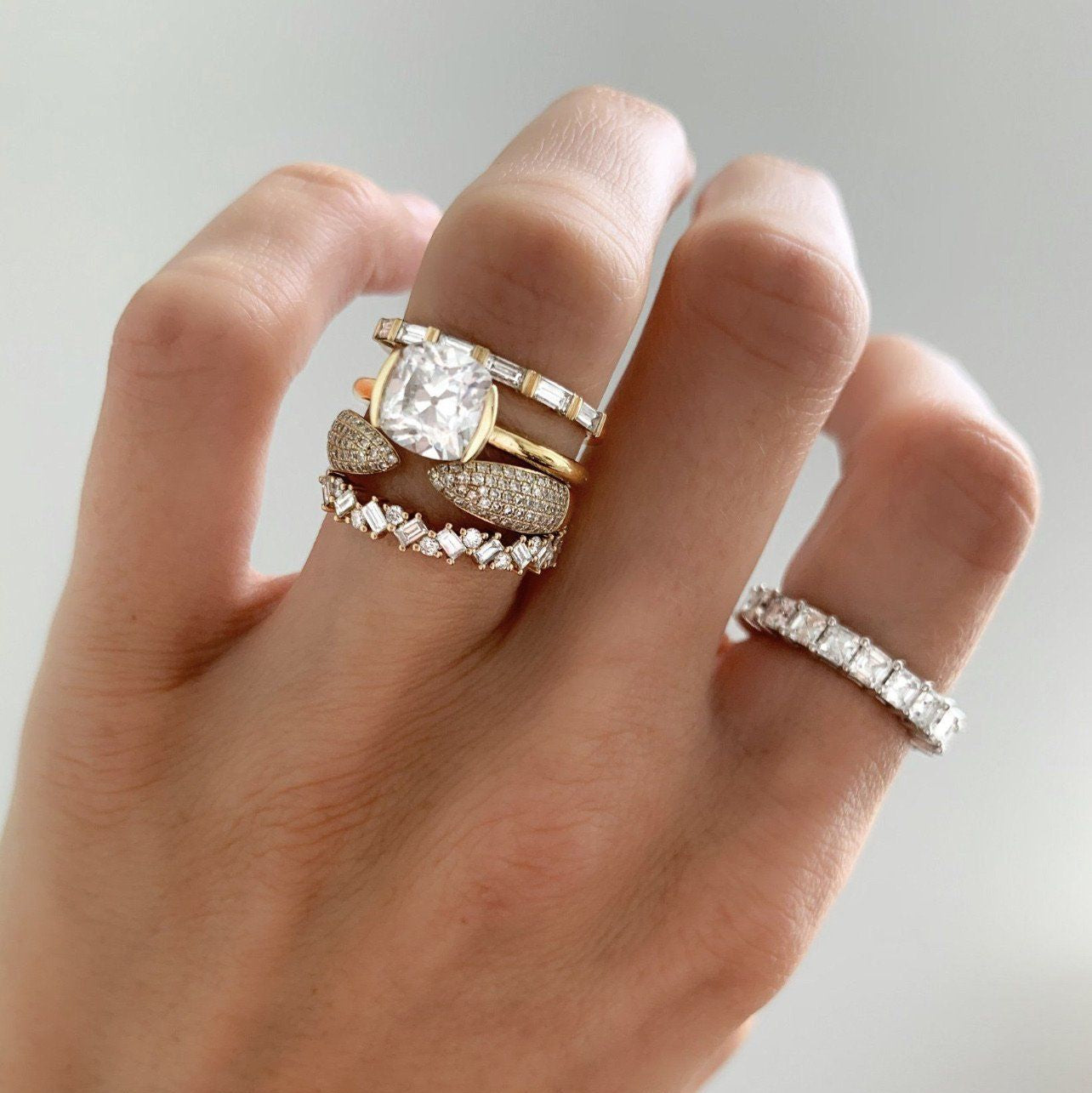Anillo de compromiso con solitario de medio bisel y talla Old Mine disponible en oro y platino de Good Stone