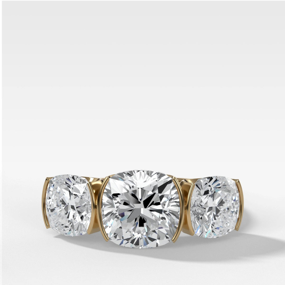 Anillo de compromiso tríada de medio bisel con talla cojín de Good Stone en oro amarillo