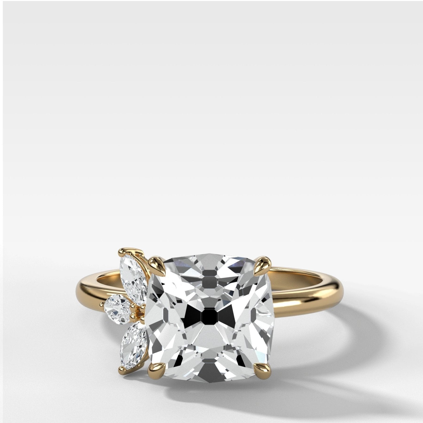 Anillo de compromiso de loto con mina antigua tallada por Good Stone en oro amarillo