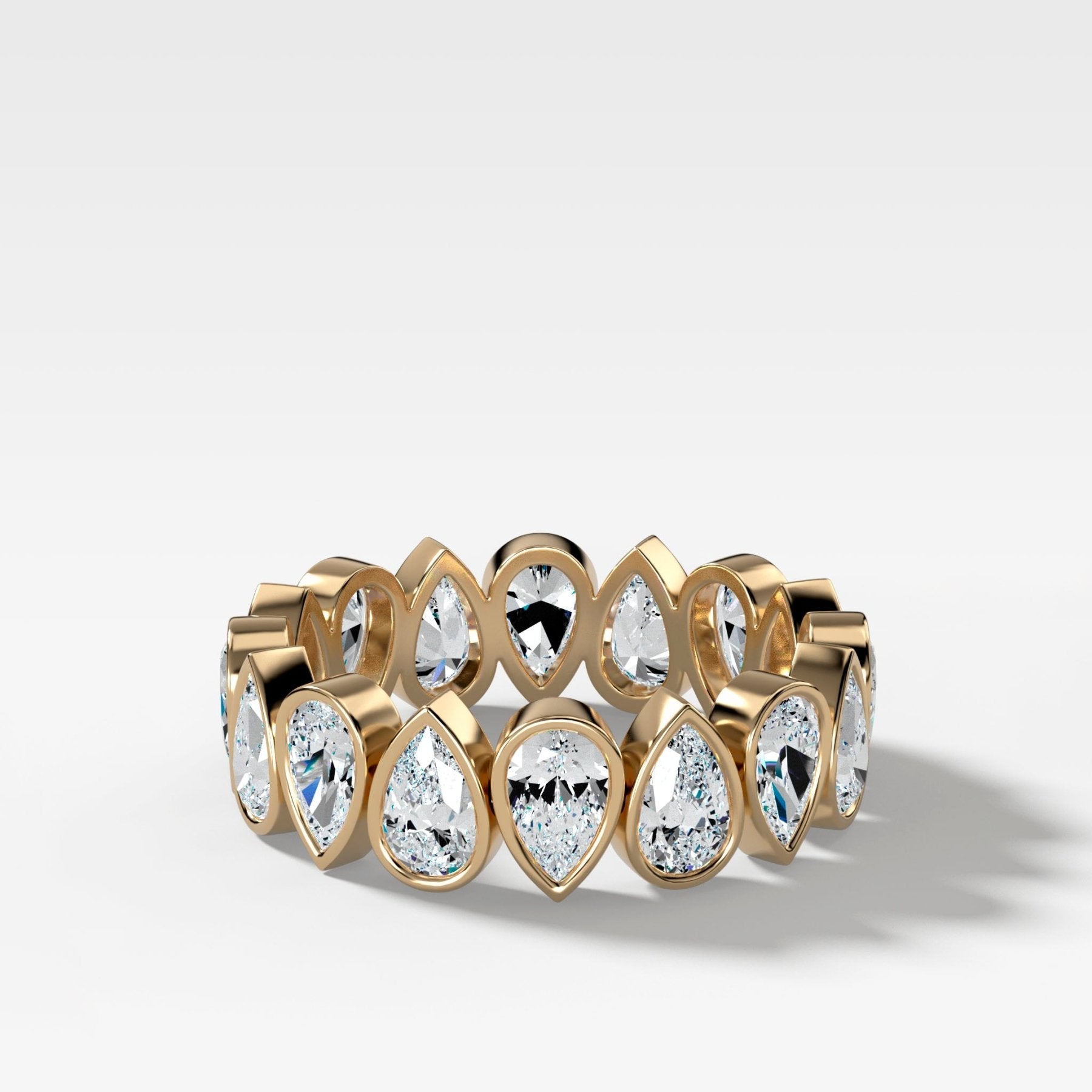 Banda de eternidad con engaste de bisel midi y cortes de pera alternos en oro amarillo de Good Stone