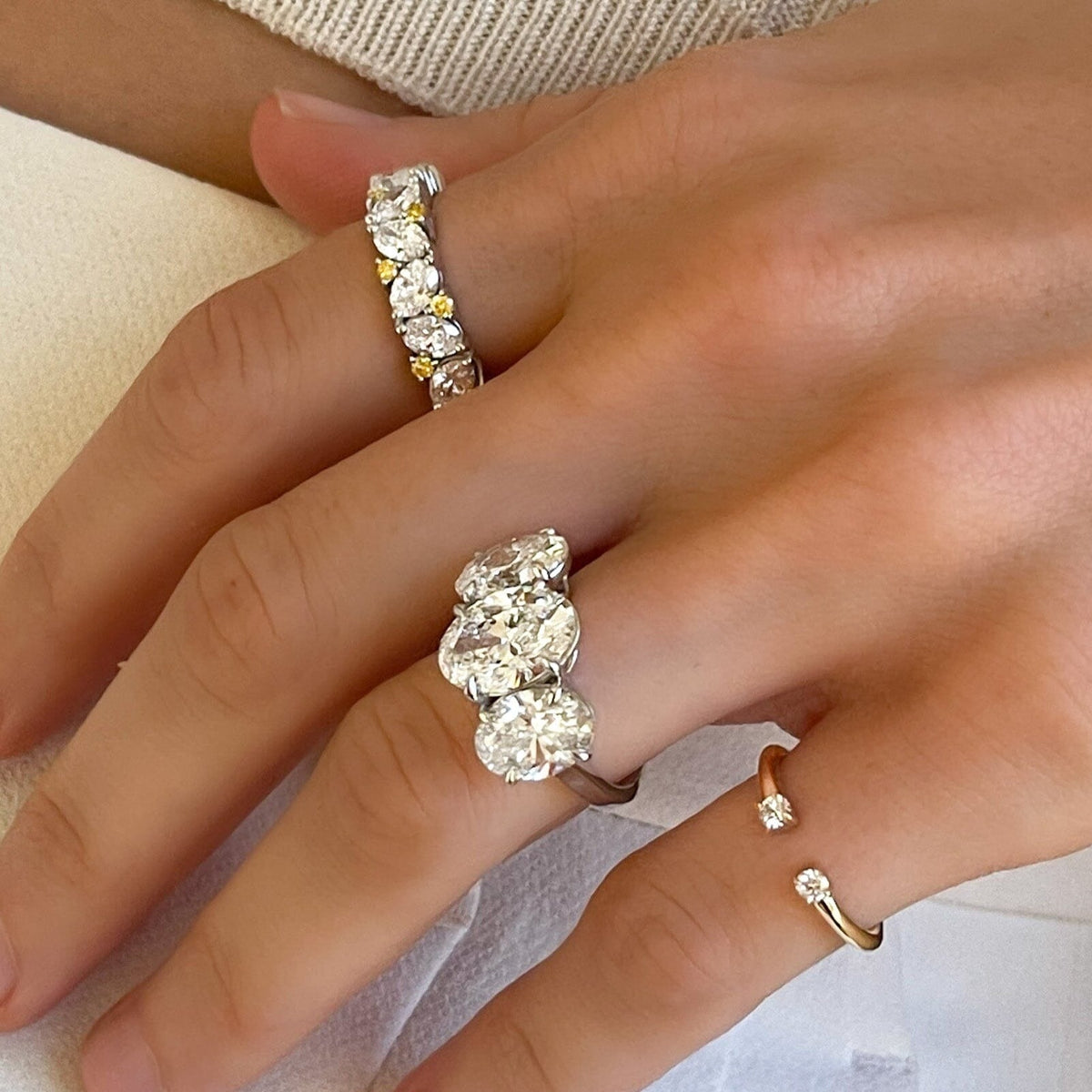 Anillo apilador de eternidad con combinación de diamantes ovalados Good Stone Inc 