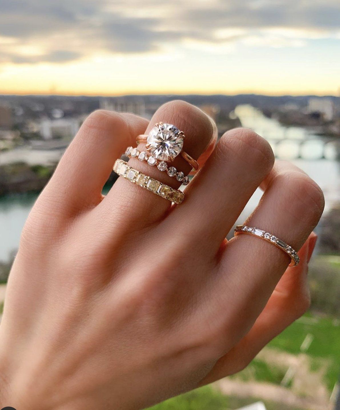 Alianza de eternidad con constelación de talla radiante amarilla de Good Stone en oro amarillo