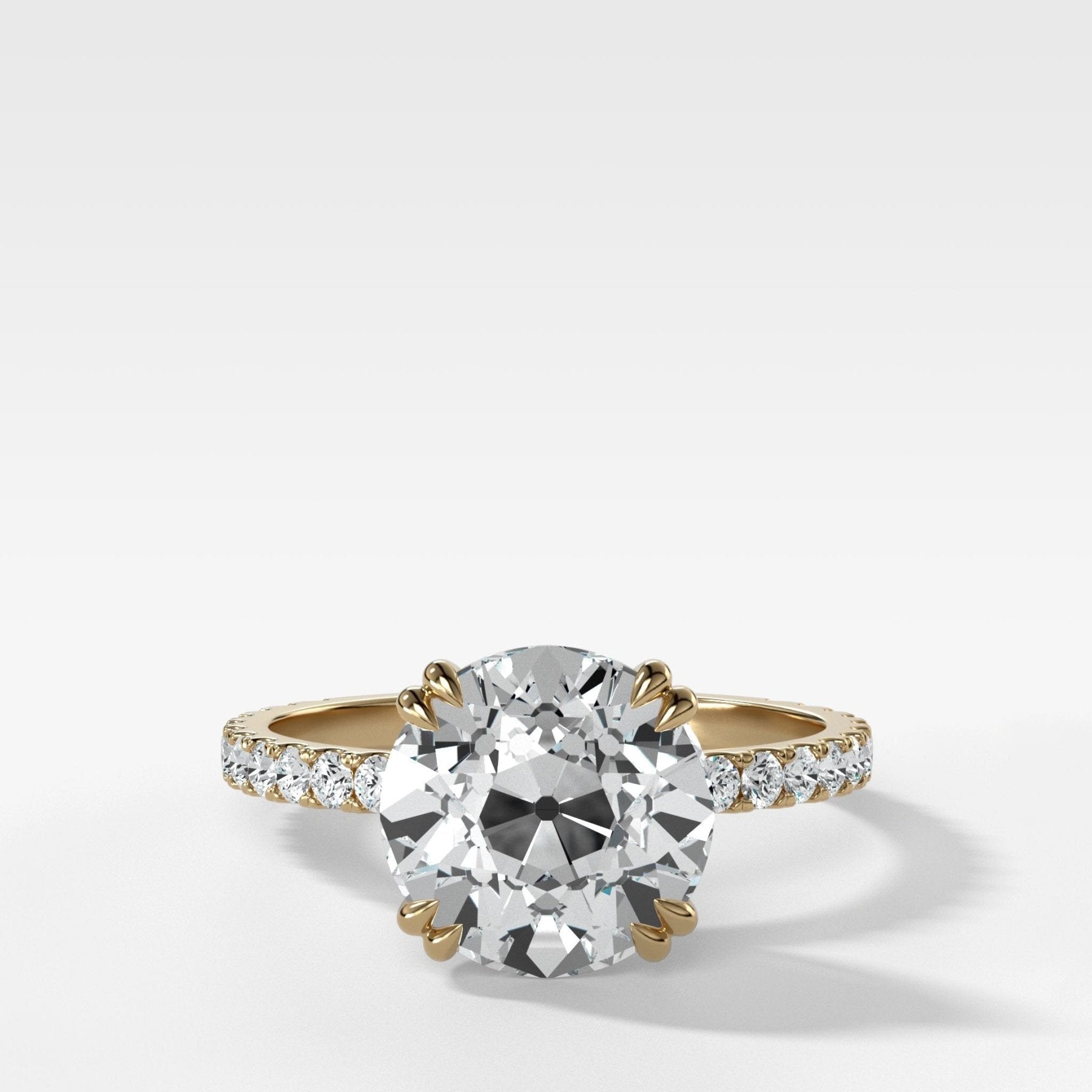 Anillo de compromiso exclusivo con pavé y talla europea antigua de Good Stone en oro amarillo