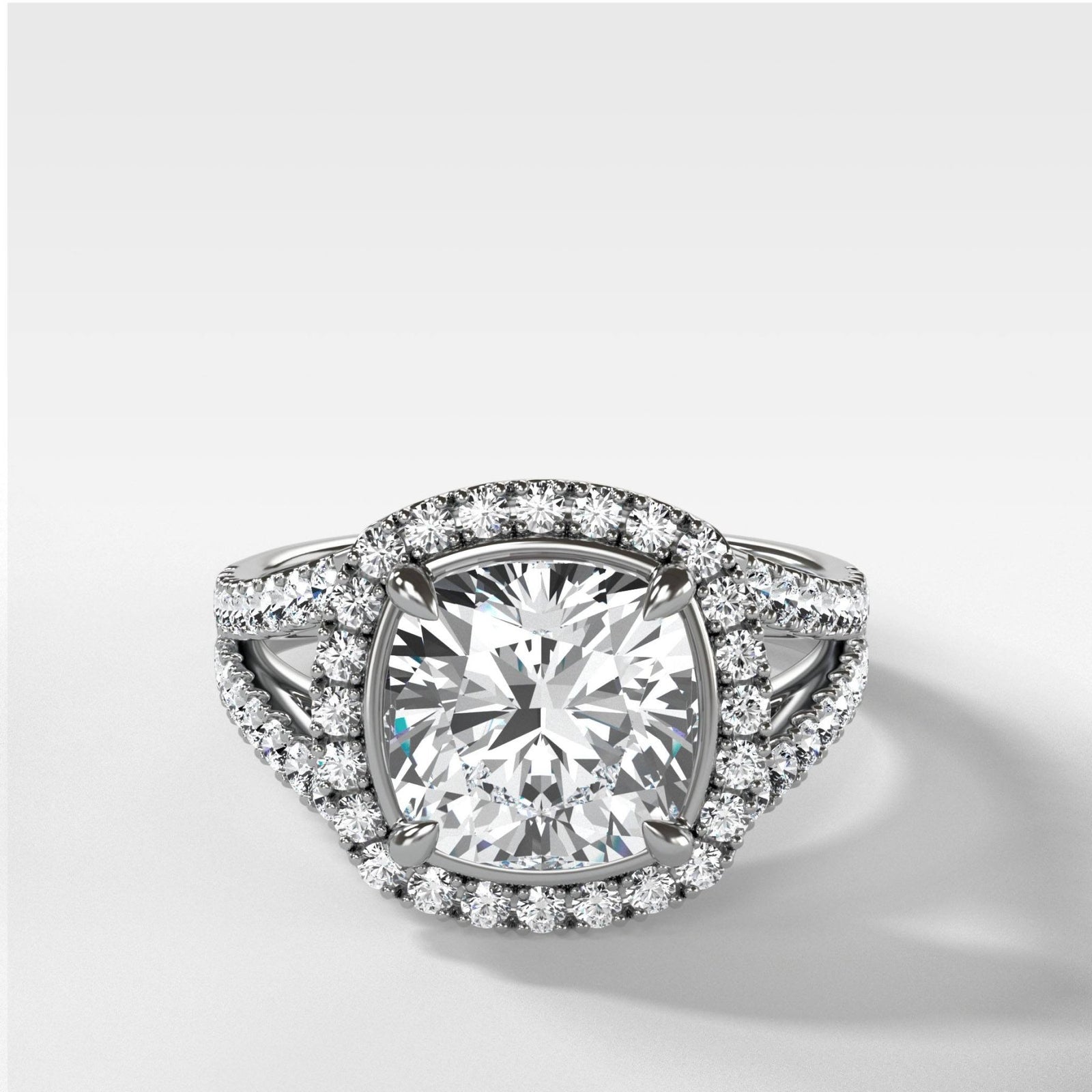 Anillo de compromiso con halo de cuerpo dividido y talla cojín de Good Stone en oro amarillo