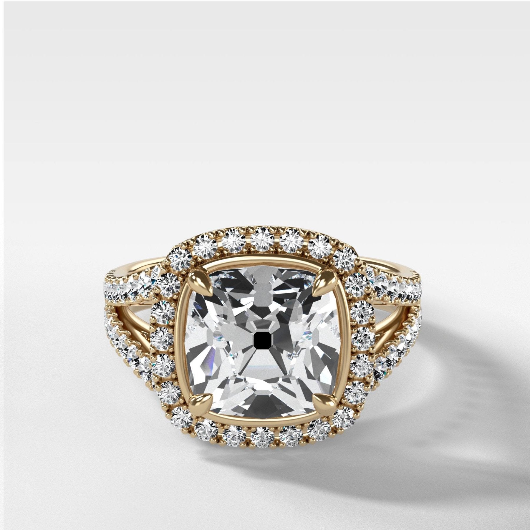 Anillo de compromiso con halo de cuerpo dividido y mina antigua tallada por Good Stone en oro amarillo