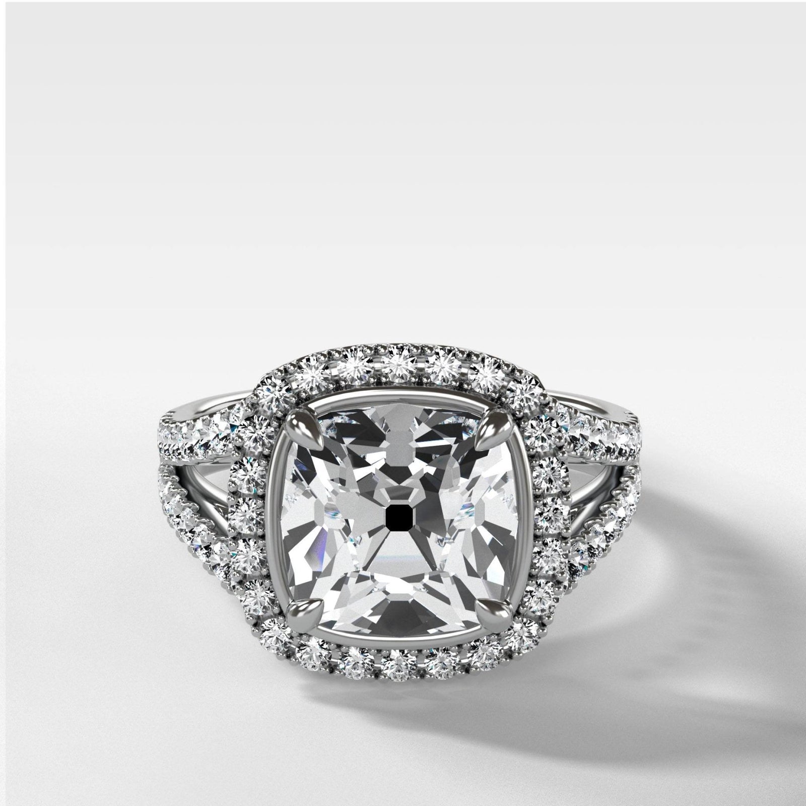 Anillo de compromiso con halo de cuerpo dividido y mina antigua tallada por Good Stone en oro amarillo