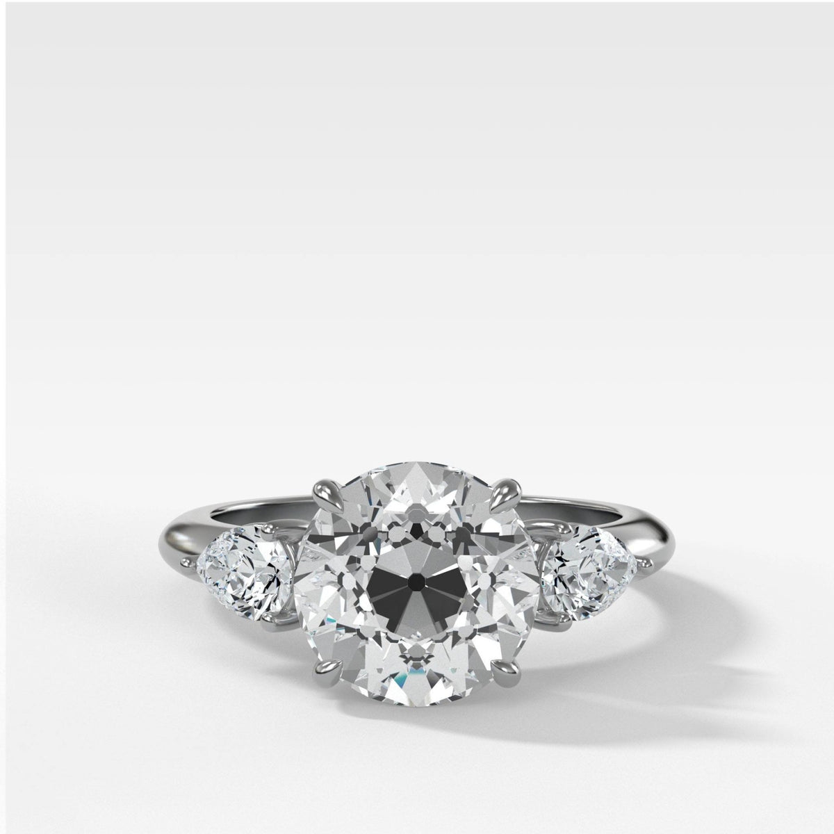 Anillo de compromiso de tres piedras con piedras laterales en forma de pera y talla europea antigua de Good Stone en oro blanco