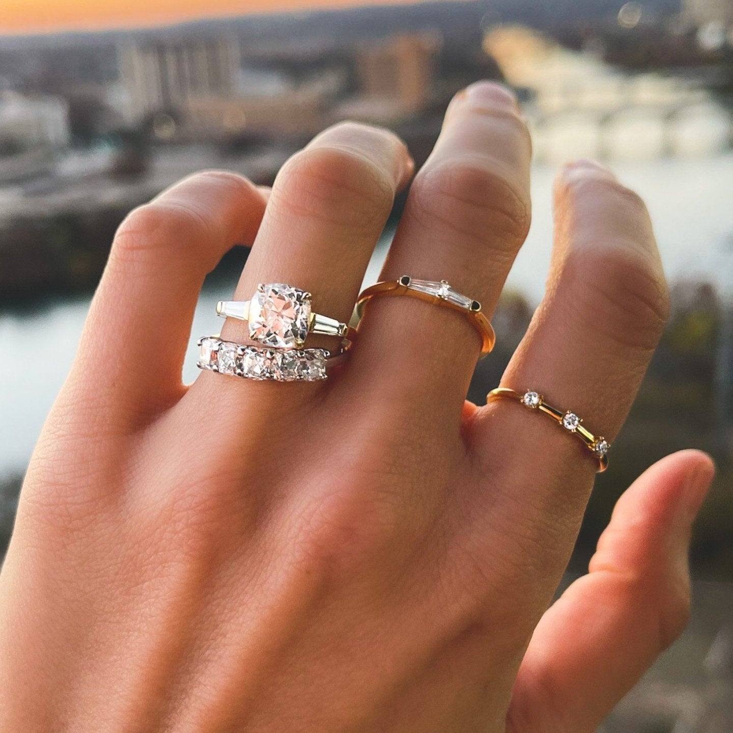 Resalte el anillo de compromiso de talla baguette cónica translunar con corte de mina antigua de Good Stone disponible en oro y platino