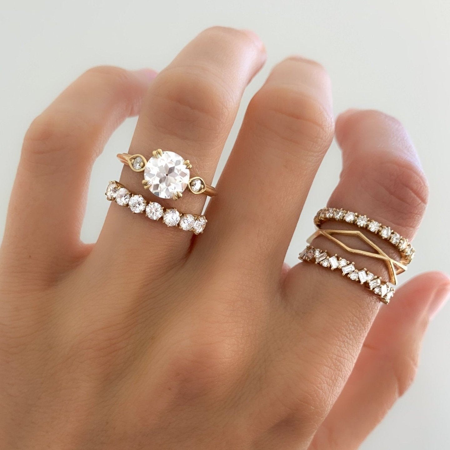 Anillo de compromiso de diamantes Vintage Ridge Shank con talla europea antigua de Good Stone disponible en oro y platino